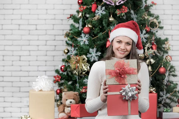 Ung Och Vacker Kaukasisk Kvinna Röd Hatt Och Hålla Presentaskar — Stockfoto