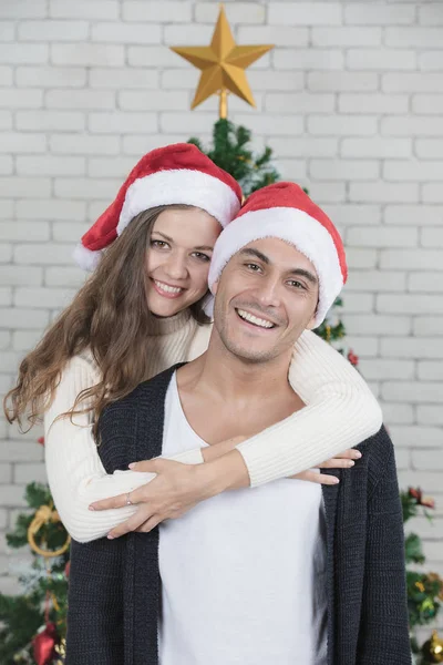 잘생긴 남자와 여자와 크리스마스 개념에 크리스마스 축제에서 순간을 — 스톡 사진