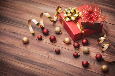 Lüks ahşap tahta zemin üzerine altın şerit ile klasik hediye kutuları düzenlemek glitter topları ile süsleyin, sol alt boş alana kopyalayın.