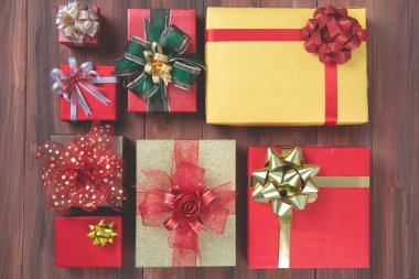 ahşap zemin, Doğum günü ve Noel tebrik kutlama için kavram üzerine renkli şerit kutularıyla coloful düz yatıyordu çekim vintage, mat tarzda işlemek