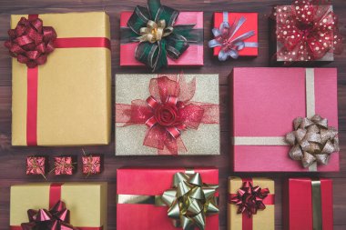 ahşap zemin, Doğum günü ve Noel tebrik kutlama için kavram üzerine renkli şerit kutularıyla coloful düz yatıyordu çekim vintage, mat tarzda işlemek