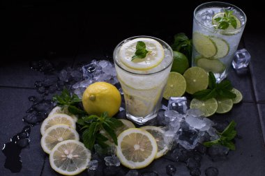 Taze sağlıklı soda limes ve limonata suyu buz ve nane yaprağı ile kopya alanı, günlük hayatta heathy içecek konsepti ile gözlük