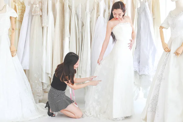 Eine Junge Frau Probiert Hochzeitskleid Atelier Aus Designerin Hilft Schönes — Stockfoto