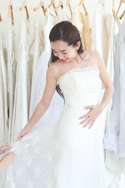 Primer Plano Una Hermosa Mujer Asiática Vestido Novia Apropiado Sonriente —  Fotos de Stock