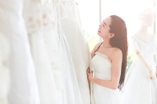 Азіатський Жінка Щаслива Усміхнені Обличчя Насолоджуватися Вибір Весільне Плаття Особливий — стокове фото