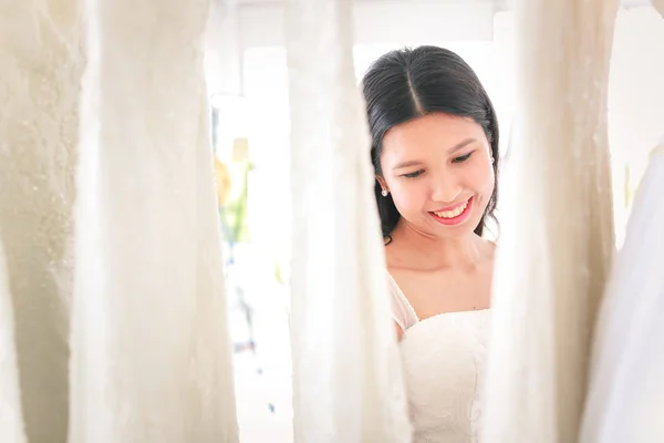 Портрет Щасливі Азіатські Жінки Весільне Плаття Середині Які Розмиті Біле — стокове фото