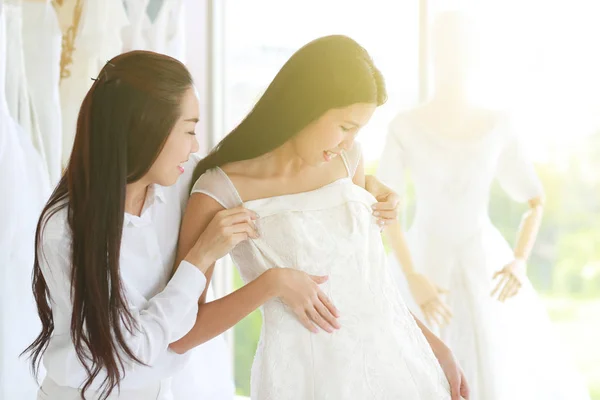 Ázsiai Megjelenés Megpróbálja Menyasszonyi Ruha Stylist Vidám Hangulat Meleg Fény — Stock Fotó