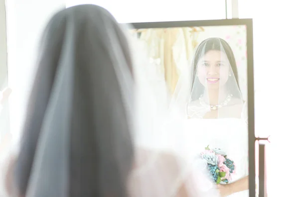 Feliz Novia Asiática Oliendo Lleva Velo Ramo Celebración Mirando Espejo —  Fotos de Stock