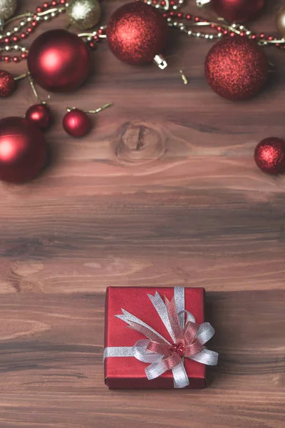 Una Hermosa Caja Regalo Adornos Navidad Rojos Dorados Organizar Borde —  Fotos de Stock