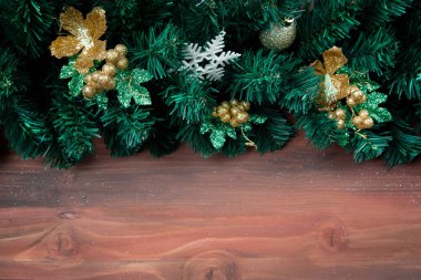 Kopya alanı ahşap arka plan ve borded süslemeleri Noel süsler kırmızı, yeşil, altın ve beyaz ile.