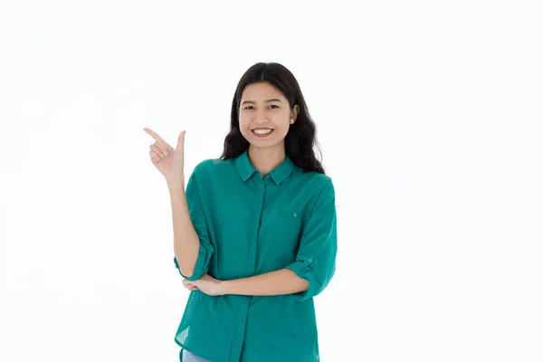 Retrato Mujer Asiática Joven Hacer Presentación Las Manos Lleva Camiseta —  Fotos de Stock