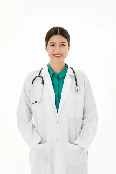 制服を着たアジア女性医師の肖像画は 肩の聴診器です 白い背景で隔離の自信と暖かさに見える — ストック写真