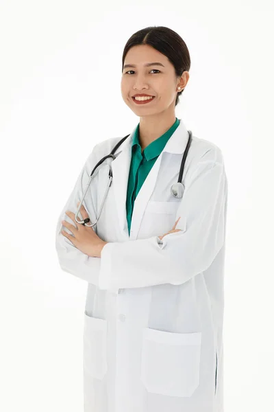 Portret Azjatycki Lekarka Mundurze Stetoskop Ramieniu Pewni Siebie Ciepło Wygląda — Zdjęcie stockowe