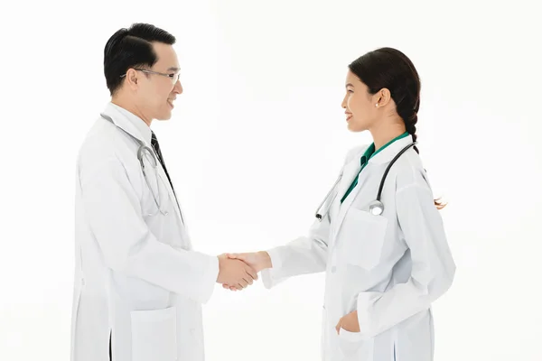 Asyalı Doktor Aşınma Omuz Üzerinde Üniforma Stetoskop Sıkışma Beyaz Arka — Stok fotoğraf