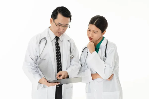 Zwei Asiatische Ärzte Tragen Einheitliche Stethoskop Auf Schulter Auf Diskussion — Stockfoto