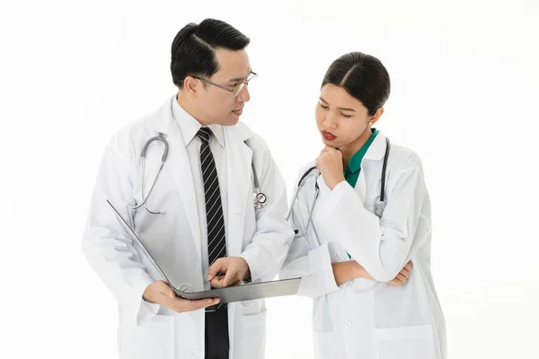 Deux Médecins Asiatiques Portent Stéthoscope Uniforme Sur Épaule Lors Une — Photo