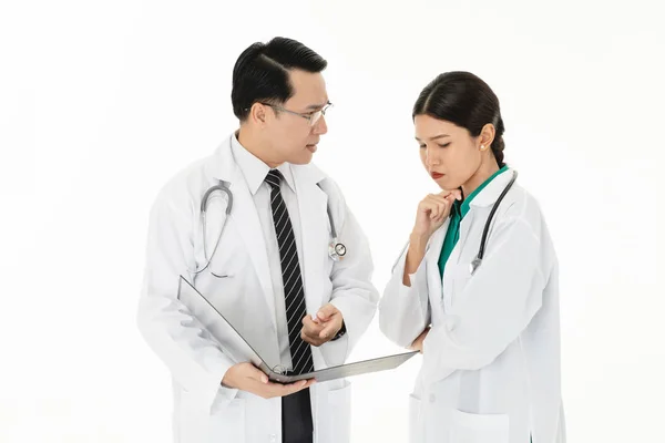 Deux Médecins Asiatiques Portent Stéthoscope Uniforme Sur Épaule Lors Une — Photo