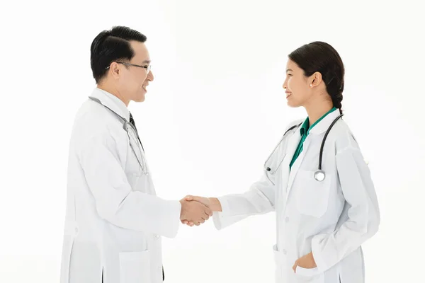 Deux Médecins Asiatiques Portent Stéthoscope Uniforme Sur Épaule Font Poignée — Photo