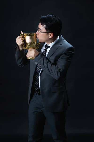 Uomo Asiatico Abito Formale Che Tiene Bacia Coppa Trofeo Oro — Foto Stock