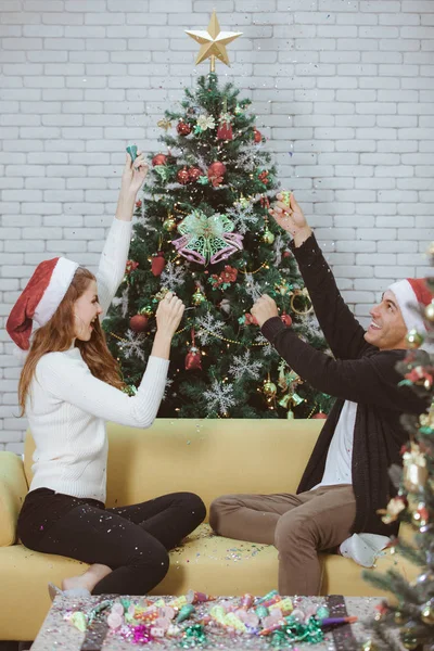 Komik Kağıt Açılır Kanepe Noel Ağaçları Oyun Çekme Arasında Oturan — Stok fotoğraf