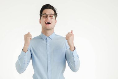 Genç yenilikçi office adam duygu çok mutlu heyecanlı eğlenceli, portre üzerinde izole beyaz arka plan vurdu..