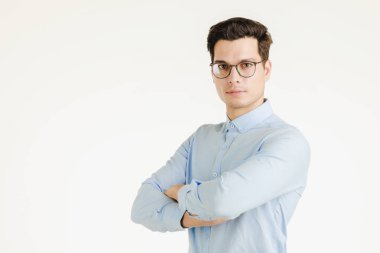 Genç yenilikçi office adam, kendinden emin ve ağırbaşlı ayakta silah geçti portre beyaz arka plan üzerinde izole..