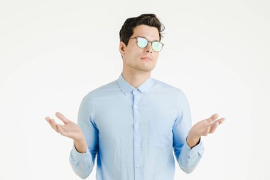 Genç yenilikçi office adam beyaz arka plan üzerinde izole eylem yoksay ve kamera, çekim portre uzak bir görünüm.