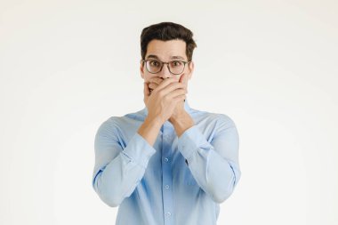 Genç yenilikçi office adam onun mout tarafından kapsayan gizli tutmak veya işareti sessizlik gibi eller, portre üzerinde izole beyaz arka plan vurdu.