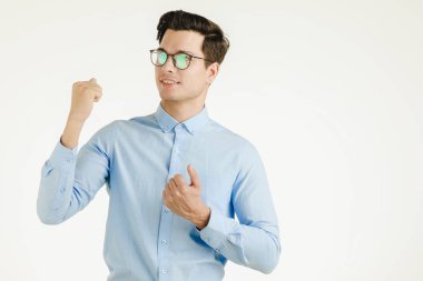 Genç yenilikçi office adam duygu çok mutlu heyecanlı eğlenceli, portre üzerinde izole beyaz arka plan vurdu..