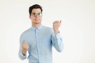 Genç yenilikçi office adam duygu çok mutlu heyecanlı eğlenceli, portre üzerinde izole beyaz arka plan vurdu..