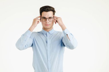 Yakışıklı genç yenilikçi office eylem emin akıllı düşünme ve düşünceli insanda, portre beyaz arka plan üzerinde izole..