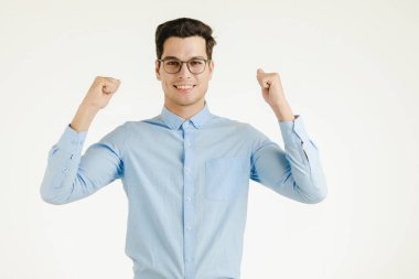 Genç yenilikçi office adam duygu çok mutlu heyecanlı eğlenceli, portre üzerinde izole beyaz arka plan vurdu..