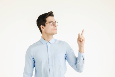 Genç yenilikçi office adam kendinden emin ve ağırbaşlı işaret parmağı yukarıya, portre beyaz arka plan üzerinde izole..