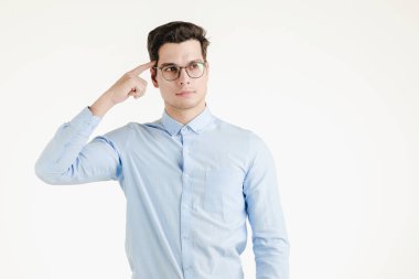 Yakışıklı genç yenilikçi office eylem emin akıllı düşünme ve düşünceli insanda, portre beyaz arka plan üzerinde izole..