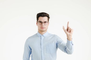 Genç yenilikçi office adam kendinden emin ve ağırbaşlı işaret parmağı yukarıya, portre beyaz arka plan üzerinde izole..