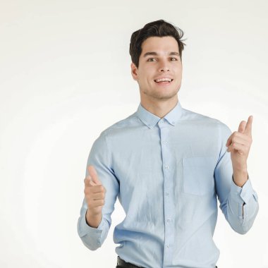 Genç yenilikçi office adam duygu çok mutlu heyecanlı eğlenceli, portre üzerinde izole beyaz arka plan vurdu..