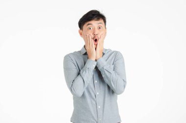 Çok mutlu hissediyorum Genç Asyalı adam heyecanlı gülümseme şaşırttı, portre üzerinde izole beyaz arka plan vurdu.