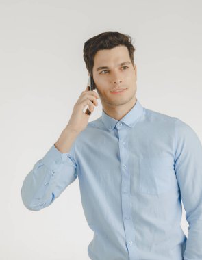 Genç hipster adam, iş iş, beyaz arka plan üzerinde izole portre için telefonda konuşurken kendinden emin mutlu gülümseme.