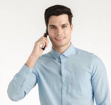 Genç hipster adam, iş iş, beyaz arka plan üzerinde izole portre için telefonda konuşurken kendinden emin mutlu gülümseme.