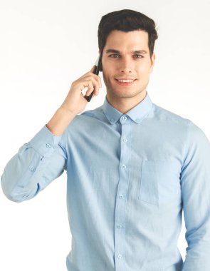 Genç hipster adam, iş iş, beyaz arka plan üzerinde izole portre için telefonda konuşurken kendinden emin mutlu gülümseme.