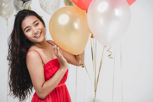 Piękna Młoda Kobieta Azjatyckich Czerwonej Sukience Szczęśliwy Uśmiechający Się Zabawa — Zdjęcie stockowe