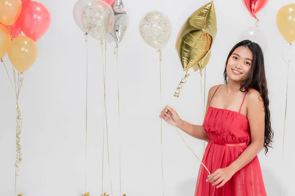 Piękna Młoda Kobieta Azjatyckich Czerwonej Sukience Szczęśliwy Uśmiechający Się Zabawa — Zdjęcie stockowe