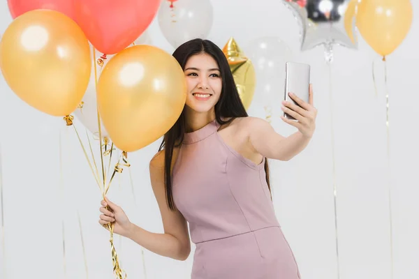 Atraktivní Mladá Asijská Žena Růžových Šatech Selfie Barevné Balónky Fun — Stock fotografie