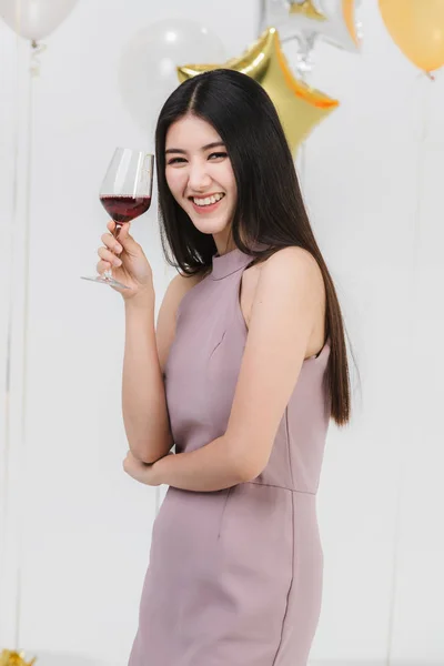 Atrakcyjna Młoda Kobieta Azjatyckich Różowej Sukience Trzymając Pić Szczęśliwy Zabawa — Zdjęcie stockowe