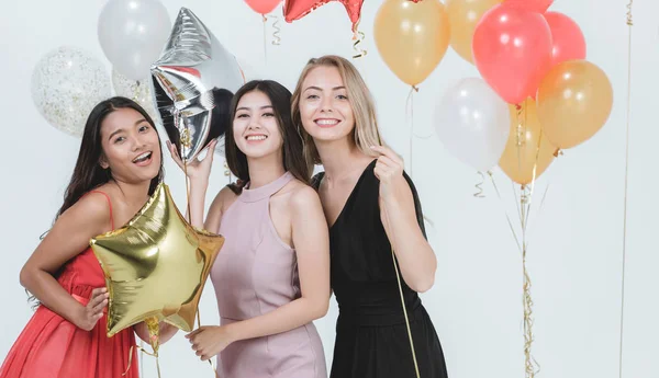 Разнообразие Молодых Счастливых Женщин Весело Провести Время Вместе Вечеринке Белом — стоковое фото