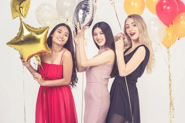 Diversidade Jovens Mulheres Felizes Divertir Juntos Festa Fundo Branco Balões — Fotografia de Stock