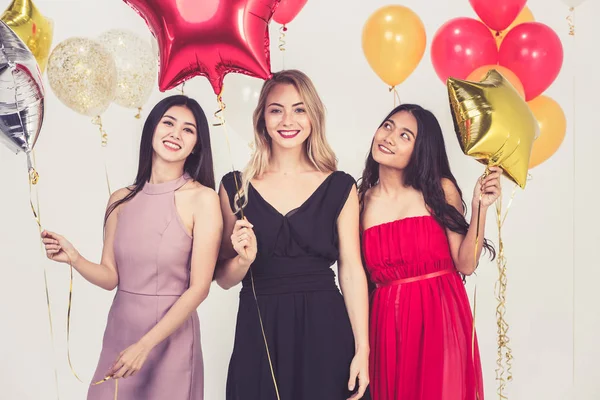 Diversidade Jovens Mulheres Felizes Divertir Juntos Festa Fundo Branco Balões — Fotografia de Stock