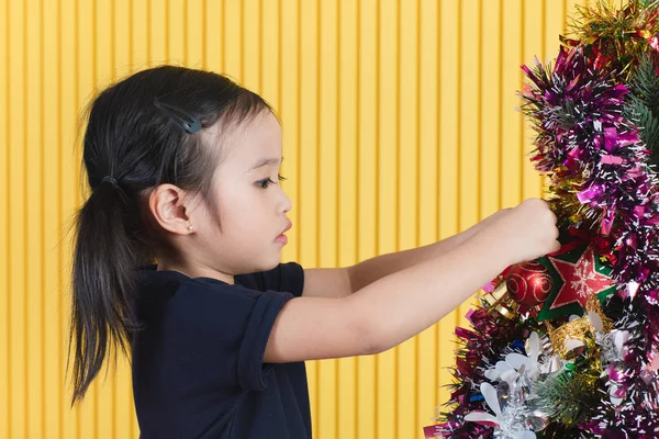 Pequeña Chica Asiática Linda Docorating Jugando Con Árbol Navidad Con —  Fotos de Stock