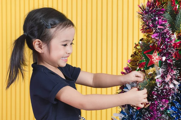 Pequeña Chica Asiática Linda Docorating Jugando Con Árbol Navidad Con —  Fotos de Stock