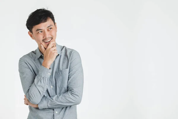 Joven Hombre Asiático Retrato Posando Brazos Cruzados Feliz Pensamiento Palning —  Fotos de Stock